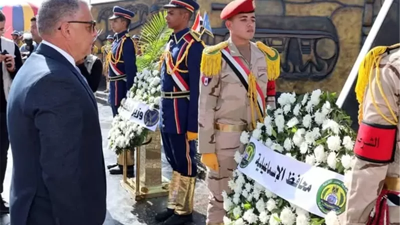 محافظ ومدير أمن الإسماعيلية يضعان اكليل زهور على نصب شهداء الشرطة