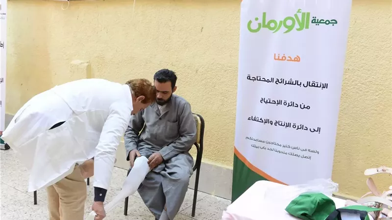 تسليم 7 أجهزة تعويضية وكراسي متحركة لذوي الهمم بأسيوط
