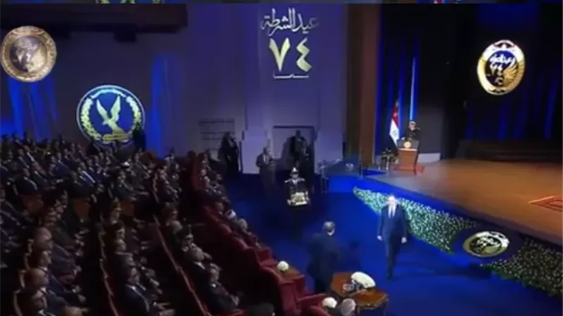 نسر الشرطة هدية تذكارية من الداخلية للسيد الرئيس خلال احتفال عيد الشرطة