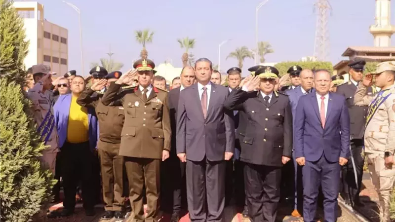 محافظ دمياط يضع إكليل الزهور على النصب التذكارى للشهداء