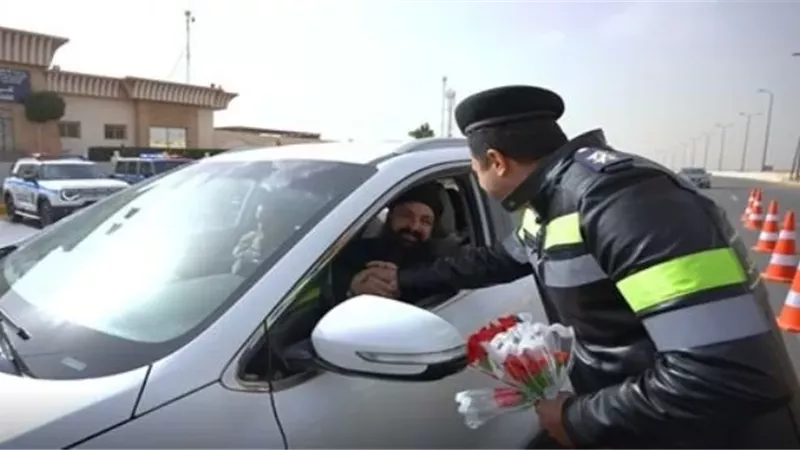 رجال الشرطة يشاركون المواطنين الاحتفال بالذكرى الـ74 لعيد الشرطة