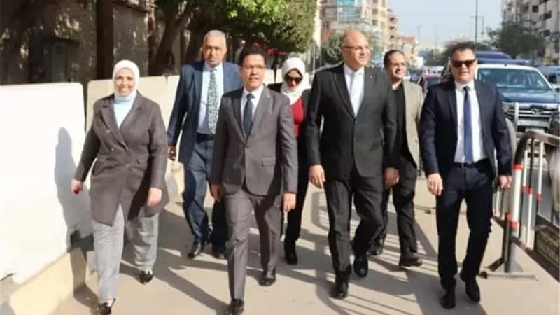 محافظ القليوبية ورئيس جامعة بنها يقدمان الورود لرجال الشرطة بالأكمنة الأمنية
