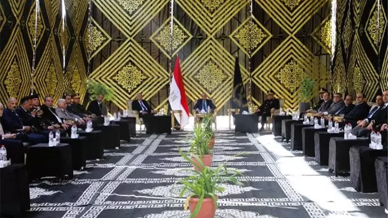 محافظ المنيا يهنئ رجال الشرطة خلال زيارته مقر قوات الأمن