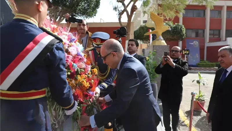 محافظ المنيا يضع إكليلًا من الزهور على النصب التذكاري للشهداء