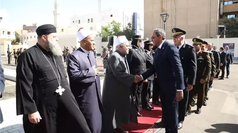 محافظ قنا ومدير الأمن يضعان إكليلًا من الزهور على النصب التذكاري