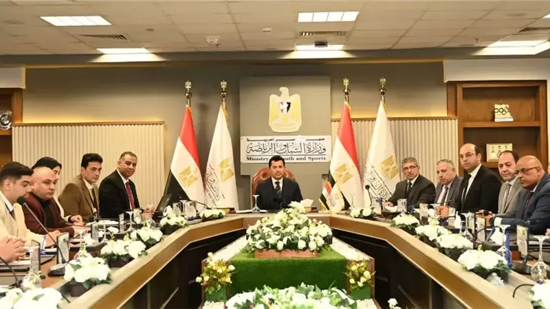 صبحي يشهد تسليم شهادة 