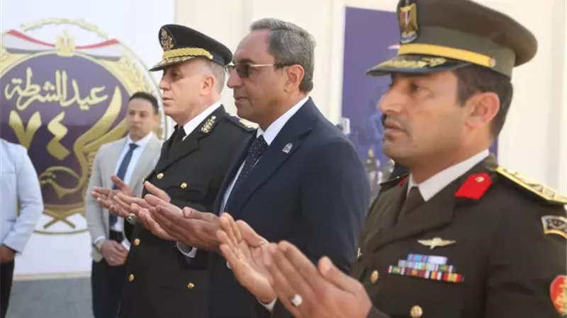 محافظ قنا ومدير الأمن يضعان إكليلًا من الزهور على النصب التذكاري