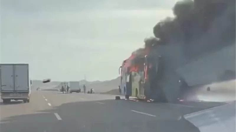 حريق أتوبيس نقل ركاب على طريق 