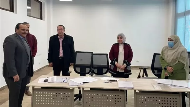 رئيس جامعة بنها الأهلية يتابع مشروعات تخرج أول دفعة بكلية الهندسة