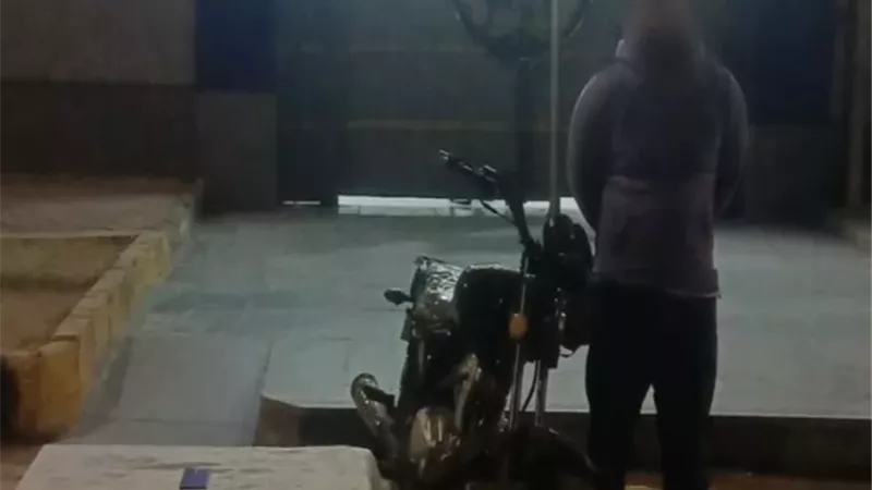 ضبط عاطل سرق حقيبة سيدة وسحلها بالطريق فى التجمع