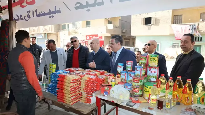 محافظ الجيزة يتفقد سوق 