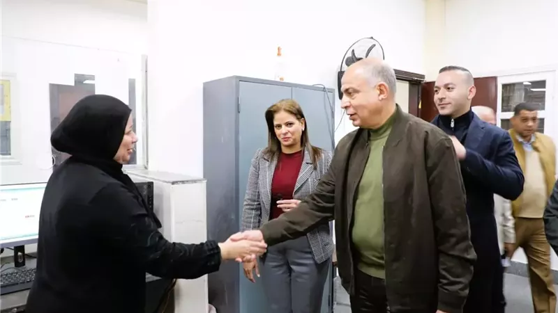 محافظ المنيا يتفقد المركز التكنولوجي بقرية طنبدى