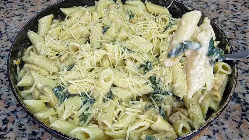 مكرونة بالكريمة والسبانخ