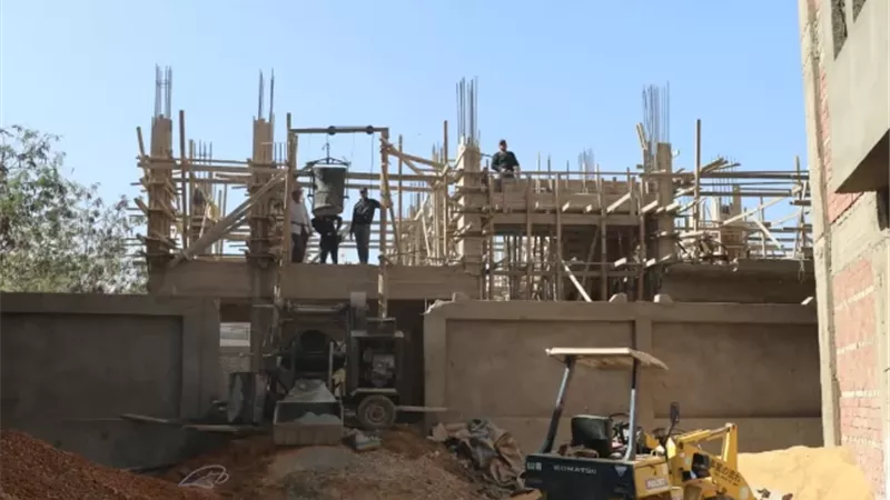 محافظ الجيزة يتفقد المشروعات التعليمية الجارية بمدينة الحوامدية