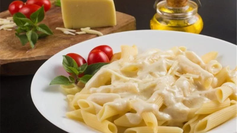 لعشاء خفيف وسريع .. المكرونة بالصلصة البيضاء