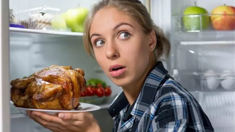 لماذا نشتهي الطعام ليلاً؟ .. أسباب وحلول للرغبة الليلية في الأكل