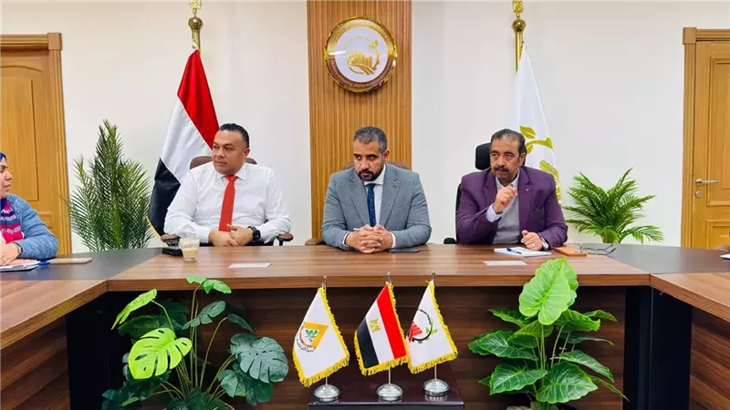 رئيس جهاز العبور الجديدة يشارك المواطنين فرحتهم بتقنين الأراضي