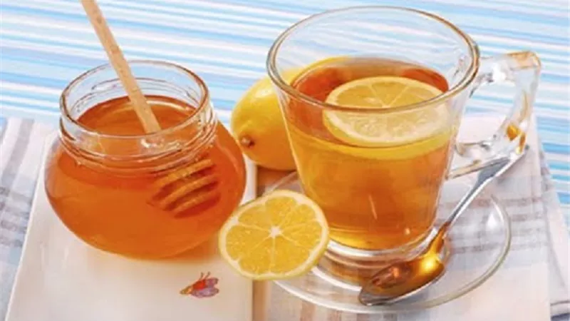 العسل مع الماء الدافئ والليمون .. مشروب طبيعي بفوائد صحية متعددة