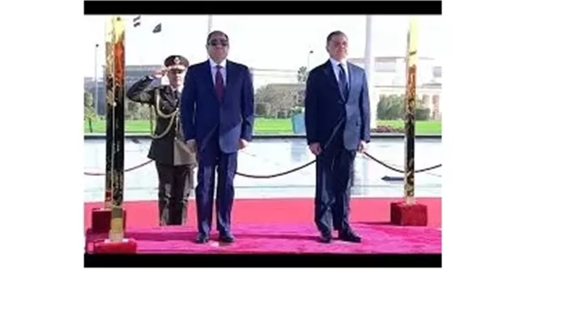 فيديو.. الرئيس يضع إكليلا من الزهور على النصب التذكاري