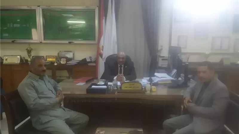 حظر وقوف جرارات القصب بالطرق الرئيسية بنقادة
