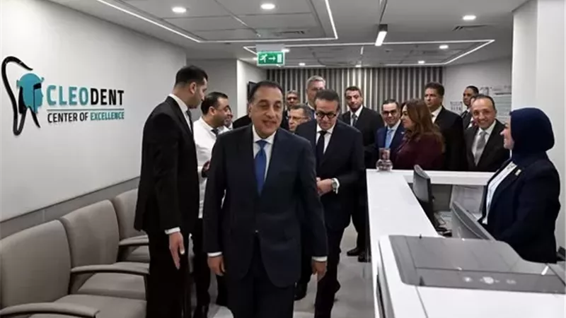 رئيس الوزراء يتفقد أقسام مستشفى كليوباترا التجمع (سكاي)