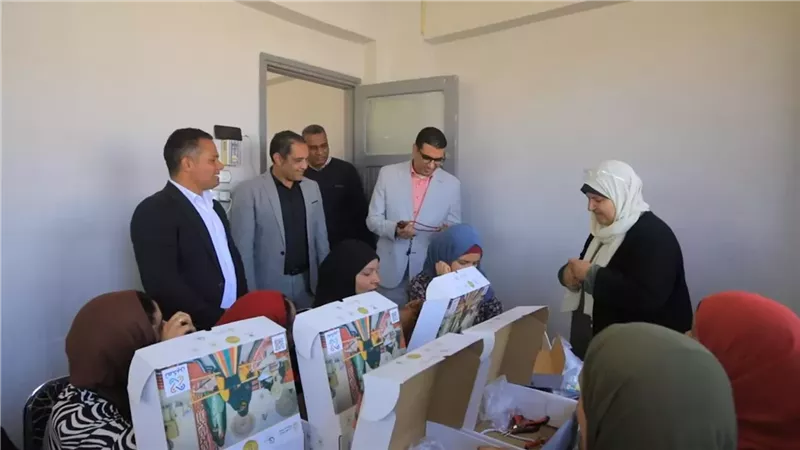 نائب محافظ الأقصر يتفقد أنشطة مبادرة تمكين بقرية حاجر الضبعية