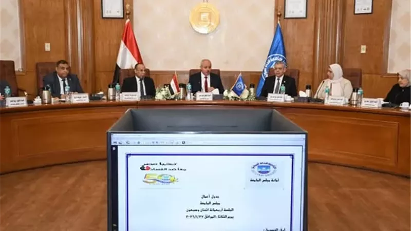 تفاصيل انعقاد مجلس جامعة القناة ..صور