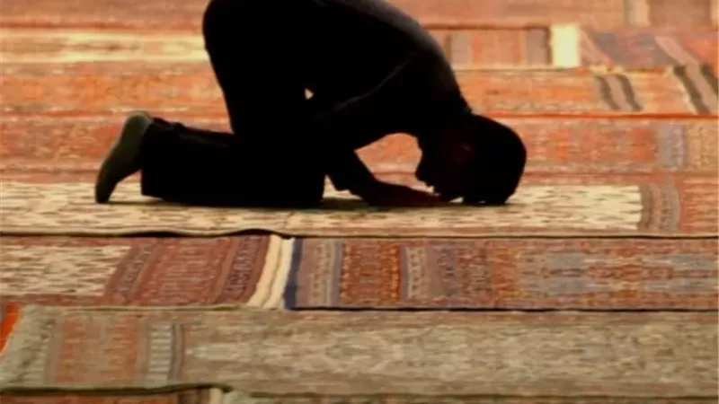 بيان حكم من تيمم وصلى ثم وجد الماء قبل خروج وقت الصلاة
