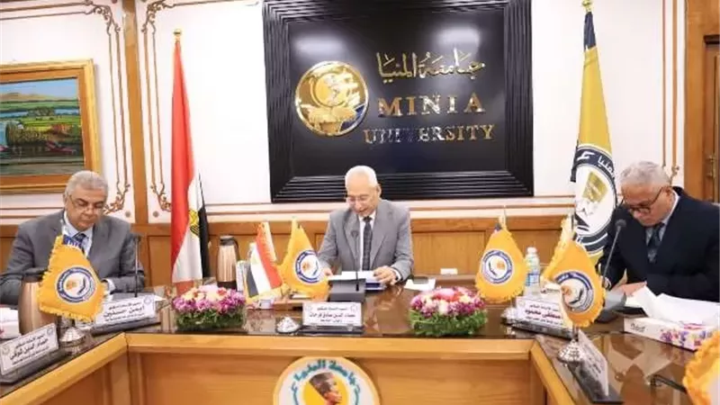 مجلس جامعة المنيا يعتمد الهوية البصرية للجامعة وشعارات الكليات