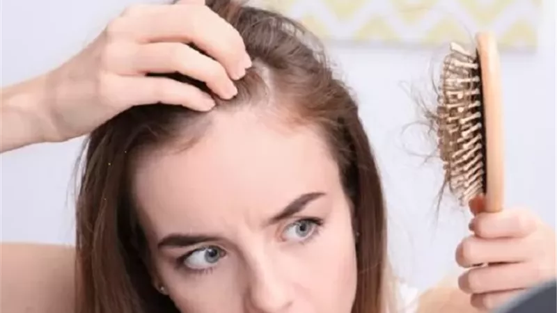 كيف يؤثر الطقس البارد على نمو الشعر وفروة الرأس؟ خبيرة توضح