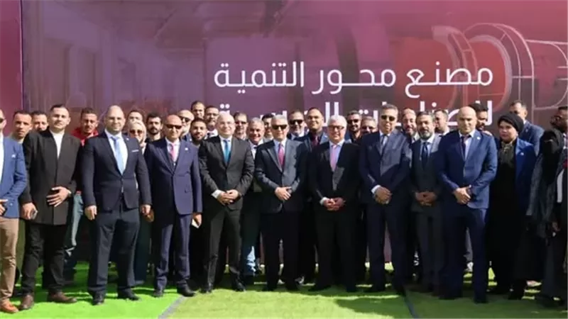 محافظ الإسماعيلية ورئيس قناة السويس يضعان حجر أساس مصنع إندستريال