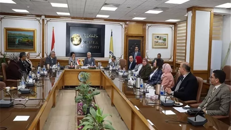 نائب وزير الصحة ورئيس جامعة المنيا يبحثان سبل تعزيز التعاون