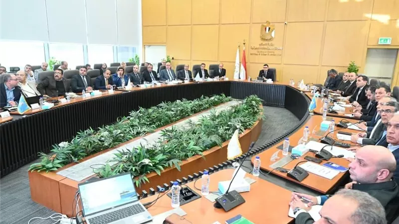 وزير الإسكان يشدد على الالتزام بالجداول الزمنية لـ