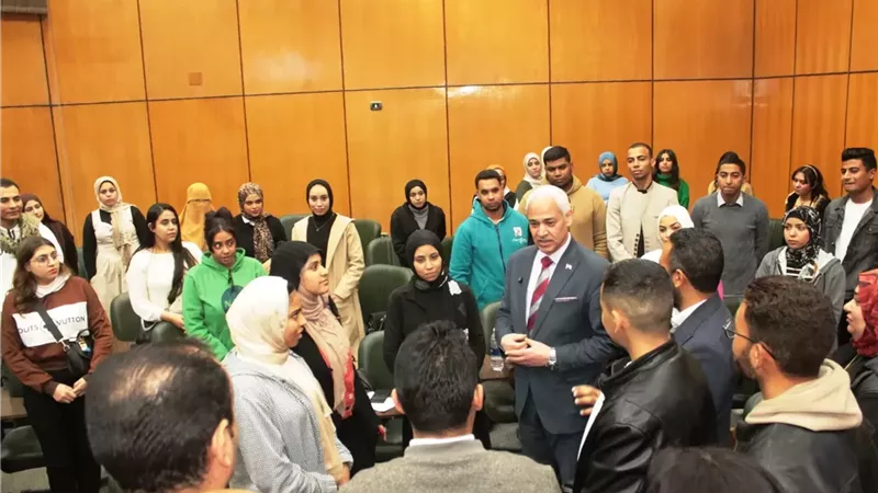 نائب رئيس جامعة أسيوط يتفقد تدريبات 