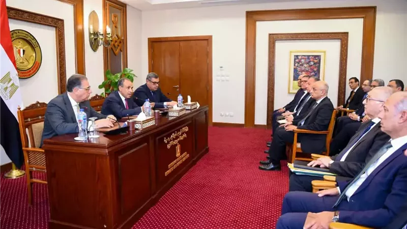 وزير الخارجية يتابع مع قيادات الوزارة سير العمل وتطوير الأداء المؤسسي