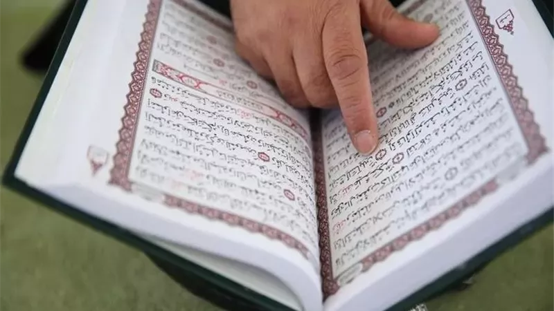 مدى جواز قراءة القرآن الكريم حال لبس الحذاء في الأماكن العامة