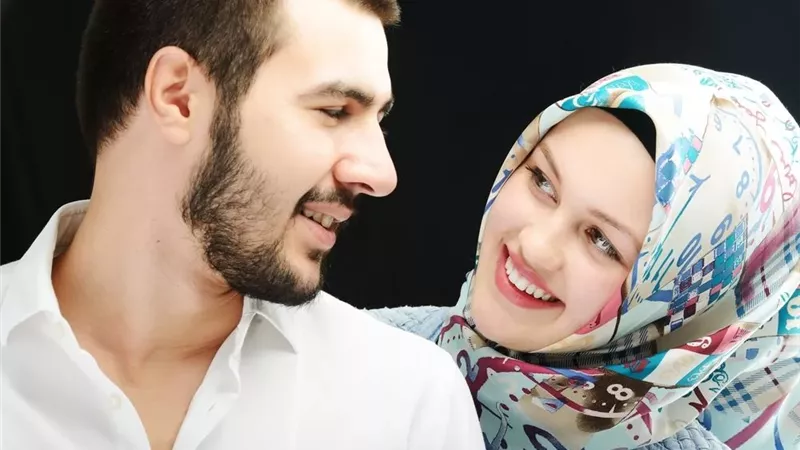 حكم الزواج بمن رضعت من أمه رضعتين مع أخته الأصغر منه