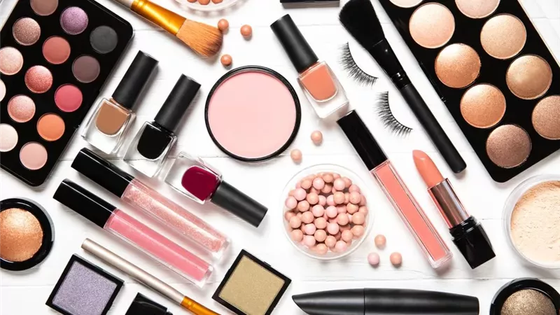 الحكم الشرعي في تصنيع وتجارة مستحضرات وأدوات التجميل