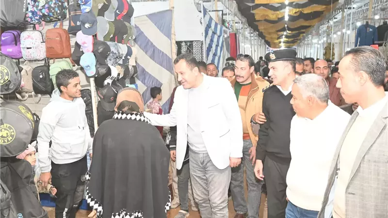 تعرف على السوق المؤقت للباعة الجائلين بالعاشر من رمضان .. صور
