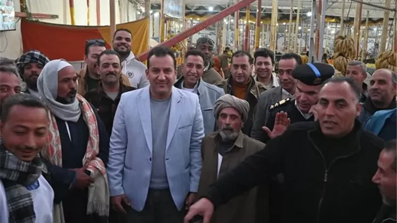 رئيس جهاز العاشر يفتتح أكبر سوق الباعة الجائلين فى نقلة حضارية.. صور