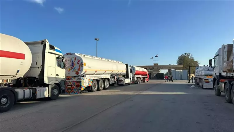 الهلال الأحمر يدعم غزة بأكثر من 6 آلاف طن مساعدات ضمن 