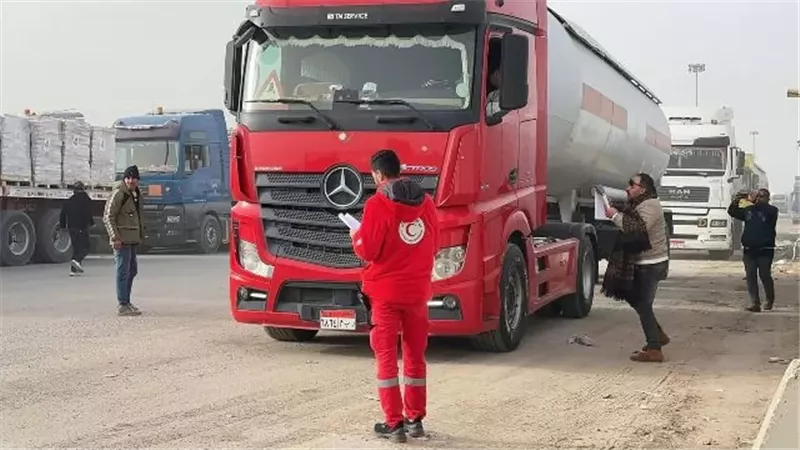 قافلة أمل تكسو مخيمات الأشقاء الغزاويين بالبطاطين والخيام