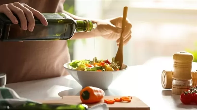 زيت الزيتون يضيف نكهة مميزة ويعزز الصحة عند إضافته للطعام