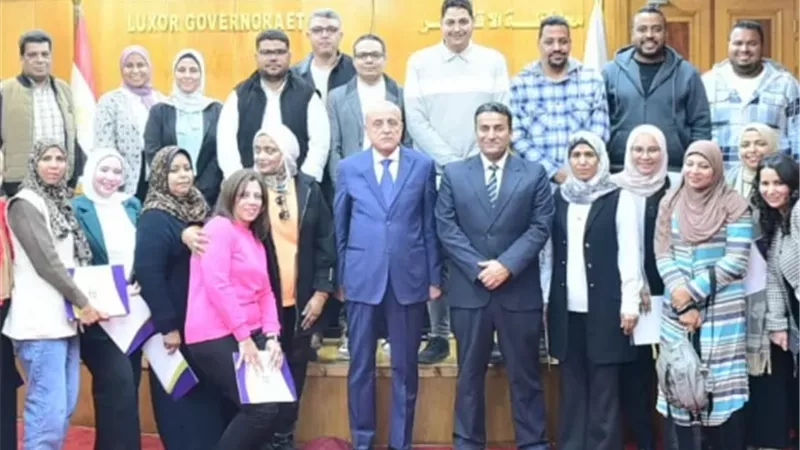 محافظ الأقصر يشهد حفل تخرجالبرنامج المتكامل للإدارة الرقمية