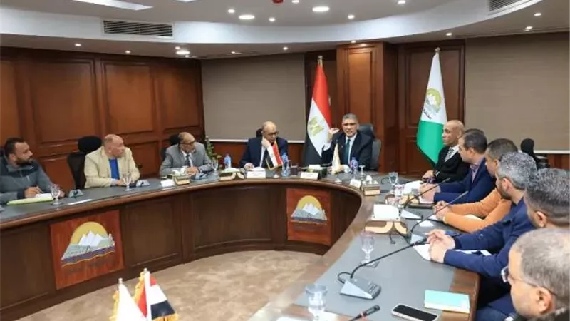 محافظ الجيزة يعقد لقاء مع جهاز التفتيش لتنظيم العمل وضبط الأداء
