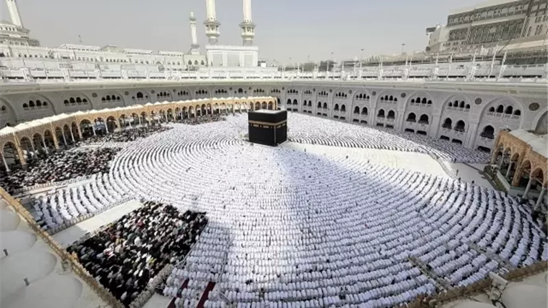 خطيب المسجد الحرام : من لم يتعظ بكتاب الله فهو تائه بظلمات الغرور