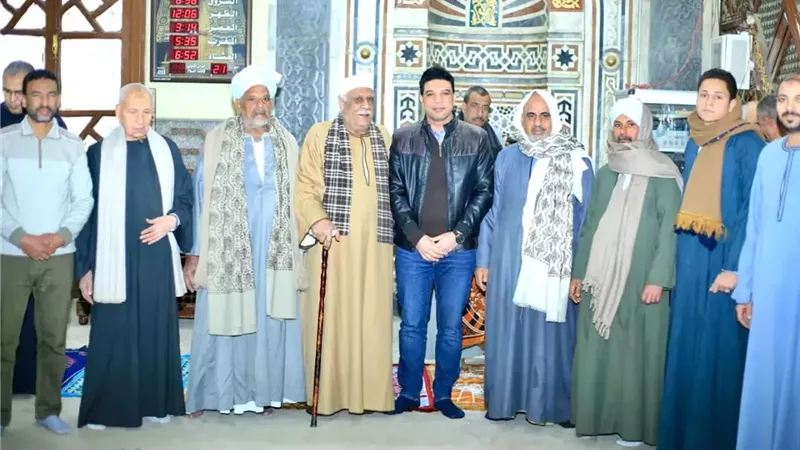 نائب محافظ سوهاج يؤدي صلاة الجمعة بمسجد العارف بالله