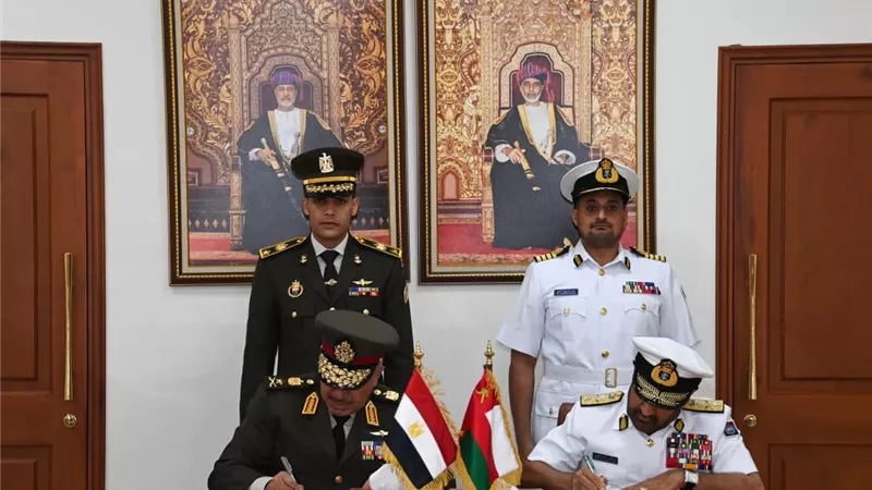 الفريق أحمد خليفة يعود إلى القاهرة عقب انتهاء زيارته إلى سلطنة عُمان