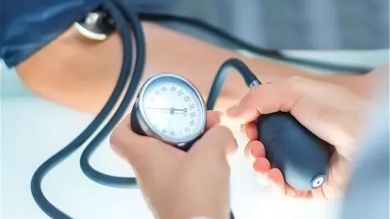 ضغط الدم المرتفع.. مؤشر صامت لمشاكل هرمونية قد لا تعرفها
