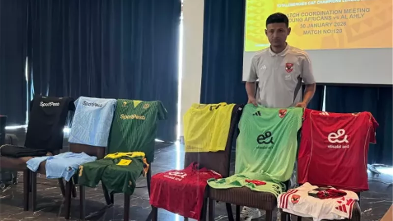 الأهلي بالزي الاحمر والشورت الابيض في لقاء يانج أفريكانز